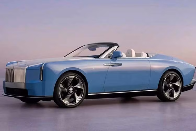 Với chiều dài lên đến 5,76 mét, Rolls-Royce Nightingale mui trần mang dáng vẻ bề thế tương đương Phantom. Xe sở hữu kính chắn gió dốc sâu, khoang nội thất hai chỗ, phần đuôi kéo dài thuôn nhọn và bộ mâm 24 inch lấy cảm hứng từ chân vịt của du thuyền.