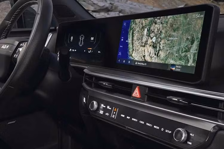 Hiện tại, mẫu xe SUV Kia Sorento hybrid đang bán tại Việt Nam được trang bị động cơ Smartstream 1.6L kết hợp mô-tơ điện, có giá dao động từ 1,149 - 1,399 tỷ đồng tùy phiên bản HEV hoặc PHEV. Trong khi đó, bản thuần xăng và diesel sử dụng máy 2.5L và 2.2L.