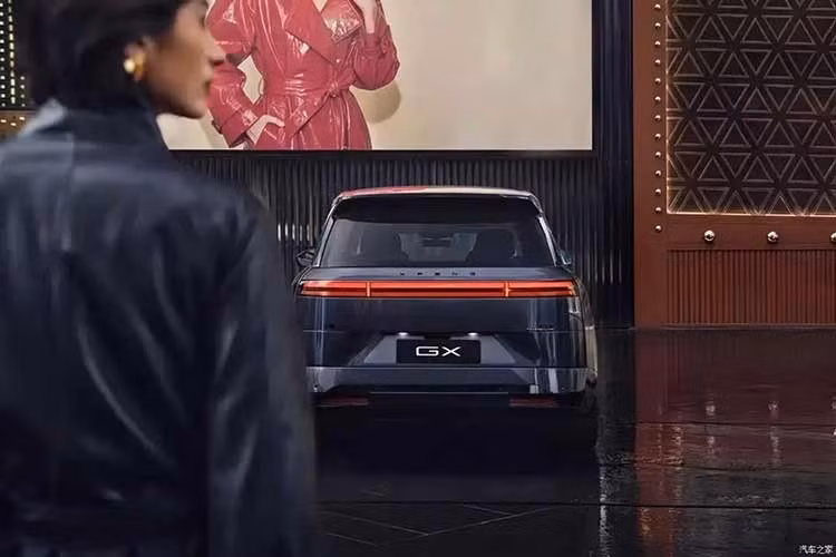 Xpeng GX EREV chỉ có cấu hình AWD với 2 mô-tơ điện, bao gồm mô-tơ trước có công suất tối đa 160 kW và mô-tơ sau mạnh 210 kW (282 mã lực). Tổng công suất hệ thống đạt 370 kW (496 mã lực). Xe sử dụng pin LFP do CALB sản xuất với dung lượng 63,3 kWh, cho phạm vi hoạt động thuần điện 320 km. Tốc độ tối đa đạt 200 km/h. Tuy nhiên, động cơ đốt trong này không truyền lực trực tiếp tới bánh xe mà chỉ đóng vai trò máy phát, cung cấp điện cho pin và mô-tơ điện.