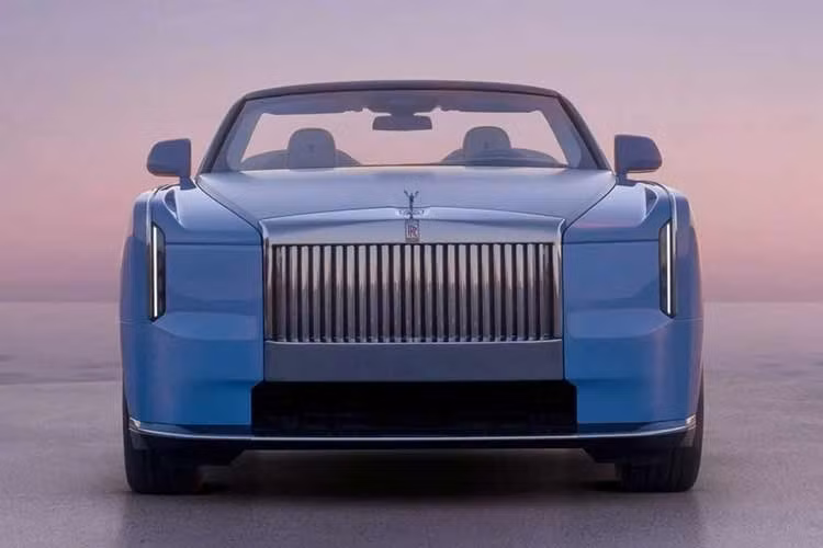 Theo Autocar, giá khởi điểm của Rolls-Royce Nightingale sẽ rơi khoảng 7 triệu bảng Anh (khoảng 9,5 triệu USD hoặc 250,6 tỷ đồng). So với các dự án trước đây như Sweptail, Boat Tail hay Drop Tail, Rolls-Royce Nightingale có mức độ độc quyền thấp hơn vì được sản xuất 100 chiếc. Dự kiến, việc bàn giao sẽ bắt đầu từ năm 2028.