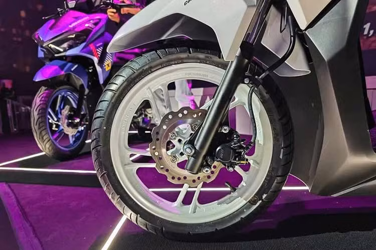 Click Street 125 2026 vẫn được trang bị bộ mâm 14 inch dạng 5 chấu kép, phuộc trước ống lồng và gắp đơn. Hệ thống phanh trước vẫn sử dụng cơ cấu đĩa, trong khi hệ thống phanh sau dạng tang trống.