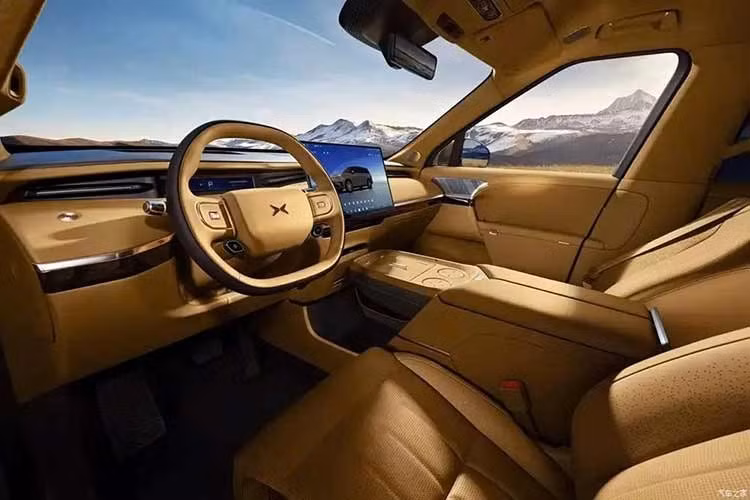 Những trang bị nổi bật khác của mẫu ô tô Trung Quốc này gồm có bảng đồng hồ kỹ thuật số, màn hình hiển thị thông tin kính lái với công nghệ thực tế ảo tăng cường AR-HUD và hệ thống âm thanh 33 loa, hỗ trợ âm thanh vòm toàn cảnh 7.1.6.8, trong đó có 8 loa tích hợp vào tựa đầu ghế.