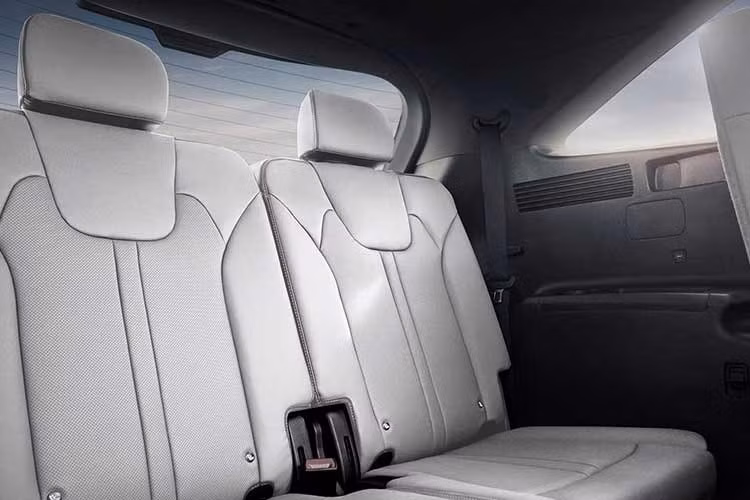 Tuy nhiên, doanh số của mẫu SUV này đang ở mức khá thấp. Trong tháng 3/2026 vừa qua, Kia Sorento chỉ có 60 xe bàn giao đến khách hàng Việt, chiếm tỷ trọng nhỏ trong tổng lượng xe của hãng. Lũy kế quý I/2026, tổng doanh số đạt 194 chiếc - thấp nhất trong nhóm SUV của Kia tại Việt Nam.