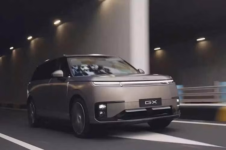 Sau 2 tháng hé lộ thiết kế ngoại thất của mẫu xe hạng sang GX, hãng Xpeng tiếp tục công bố hình ảnh nội thất chính thức của mẫu SUV đầu bảng này. Qua đó, có thể thấy xe sở hữu nội thất 3 hàng ghế với cấu hình 6 chỗ theo bố cục 2+2+2.