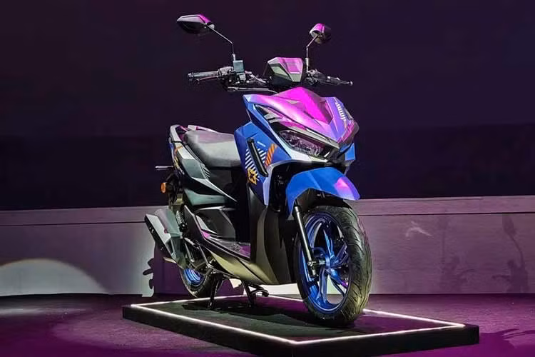 Trên phiên bản mới này, Honda Click Street 125 202 được tinh chỉnh theo hướng mạnh mẽ và sắc sảo hơn. Đi kèm với đó là việc cập nhật màu sắc cũng như hệ thống tem mới giúp mẫu xe càng trở nên hấp dẫn với khách hàng.