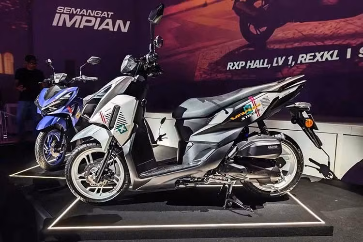 Dù được làm mới về phong cách, Honda vẫn giữ nguyên những yếu tố cốt lõi giúp Click trở thành dòng xe phổ biến trong đô thị. Xe có kích thước gọn gàng, chiều cao yên khoảng 769 mm và trọng lượng chỉ khoảng 112 kg, mang lại khả năng điều khiển linh hoạt trong điều kiện giao thông đông đúc.