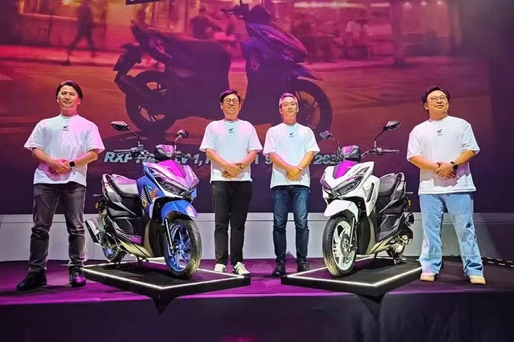 Honda Click Street 125 2026 vừa chính thức ra mắt tại thị trường Malaysia. Ở thế hệ mới, xe tiếp tục được định hình theo phong cách thể thao trẻ trung, phù hợp với những khách hàng ưa chuộng sự khác biệt so với các mẫu tay ga truyền thống.