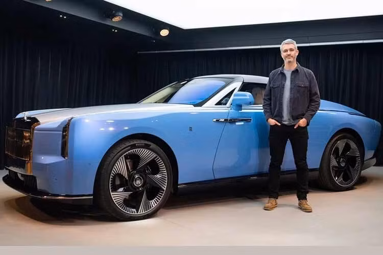 Mới đây, Rolls-Royce đã chính thức vén màn Nightingale như một mẫu xe mui trần hai cửa độc quyền, đánh dấu sản phẩm đầu tiên trong dòng Coachbuild Collection với thiết kế cá nhân hóa và số lượng giới hạn nghiêm ngặt chỉ 100 chiếc.