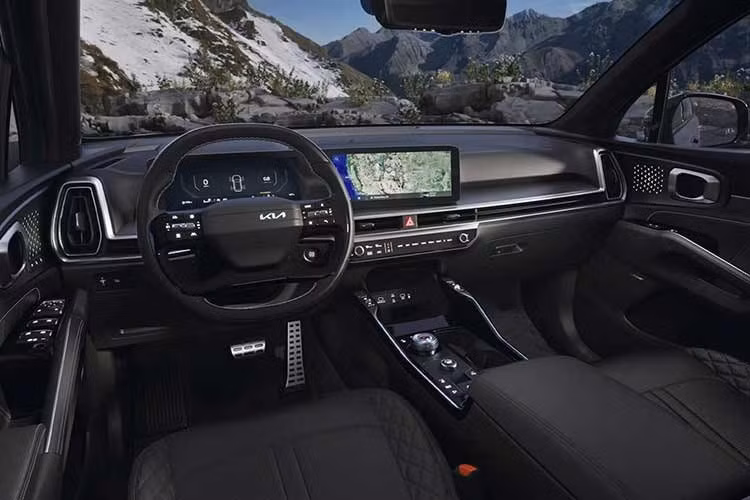 E-VMC tích hợp ba chức năng chính gồm hỗ trợ ổn định thân xe khi vào cua, tăng khả năng xử lý khi cần tránh chướng ngại vật và cải thiện độ cân bằng khi đi qua gờ giảm tốc. Việc trang bị công nghệ này được kỳ vọng sẽ nâng cao đáng kể khả năng vận hành của Sorento, đặc biệt trong điều kiện đường sá phức tạp.