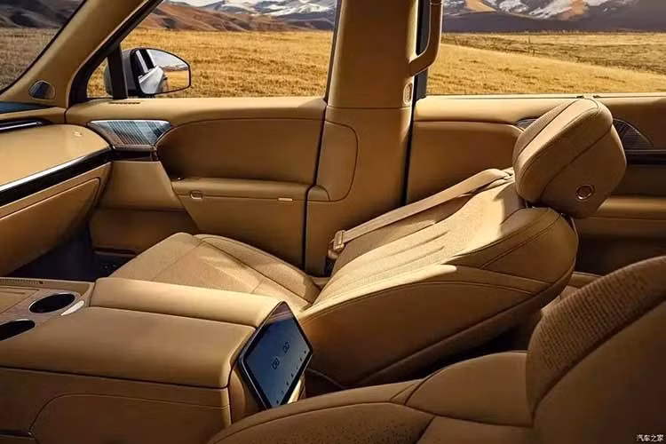 Trước mặt người lái là vô lăng hai chấu, điều khiển điện tử và tích hợp phím chức năng. Vô lăng có thể tiến/lùi chỉnh điện 135 mm, cùng chức năng chào đón thông minh giữa tay lái và ghế. Bên cạnh đó là màn hình cảm ứng trung tâm 17,3 inch đặt nổi, có độ phân giải 3K và hệ thống đèn viền nội thất dạng “dải sao”.