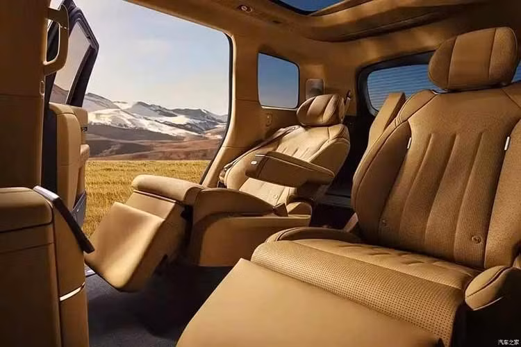 Tại thị trường Trung Quốc, Xpeng GX sẽ có 2 tùy chọn động cơ, bao gồm mô-tơ điện (EV) và hybrid với động cơ xăng đóng vai trò mở rộng phạm vi hoạt động (EREV). Trong đó, Xpeng GX EV sẽ có cả phiên bản dẫn động cầu sau RWD và dẫn động 4 bánh toàn thời gian AWD. Xpeng GX EV RWD được trang bị 1 mô-tơ điện TZ230XY01G01X do Luxshare sản xuất, tạo ra công suất tối đa 270 kW (362 mã lực).