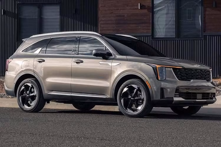 Dù chưa công bố chính thức tên xe, nhiều dấu hiệu cho thấy mẫu xe chuẩn bị ra mắt chính là Kia Sorento. Nếu đúng như dự đoán, đây sẽ là phiên bản nâng cấp của dòng SUV cỡ D này, với trọng tâm thay đổi nằm ở công nghệ và trang bị, thay vì thiết kế tổng thể.