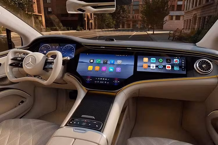 Một trong những thay đổi đáng chú ý nhất của Mercedes-Benz EQS 2026 là việc áp dụng công nghệ lái điện tử, tương tự các mẫu xe của Lexus và Tesla. Tỷ số truyền lái được thiết lập ở mức 4:1 khi xe chạy chậm, giúp người lái thao tác dễ dàng hơn mà không cần xoay vô lăng nhiều lần. Ngoài ra, hệ thống treo khí nén cũng được cải tiến nhằm nâng cao hơn nữa sự êm ái.