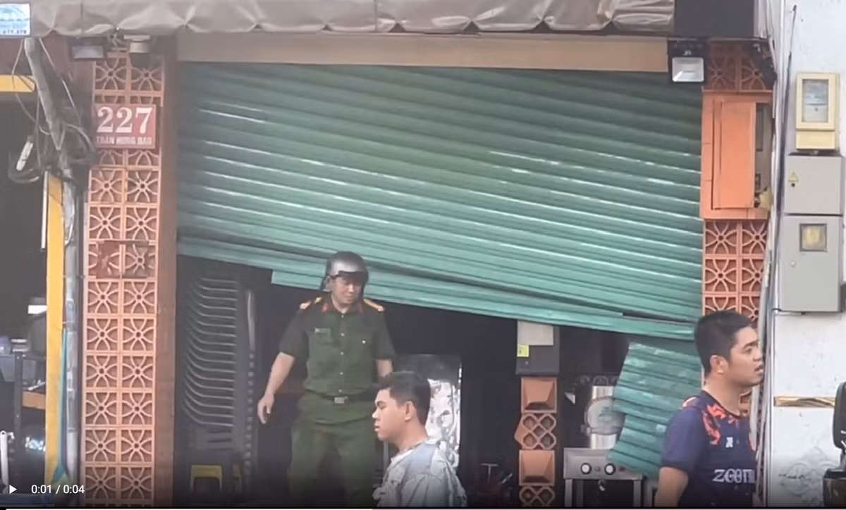 Cánh cửa cuốn gây nhiều khó khăn cho lực lượng chức năng khi tiếp cận chữa cháy.