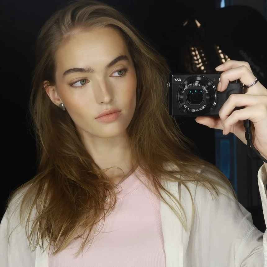 Anastasiasinh ra trong gia đình khá giả, có bố là luật sư và mẹ là doanh nhân. Bố mẹ là những người luôn ủng hộ và hỗ trợ cô theo đuổi con đường nghệ thuật.