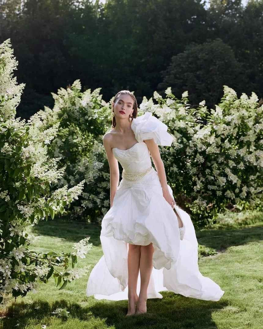 Trên trang Instagram có hơn 200.000 người theo dõi, Anastasia chia sẻ hàng loạt bộ hình nghệ thuật.