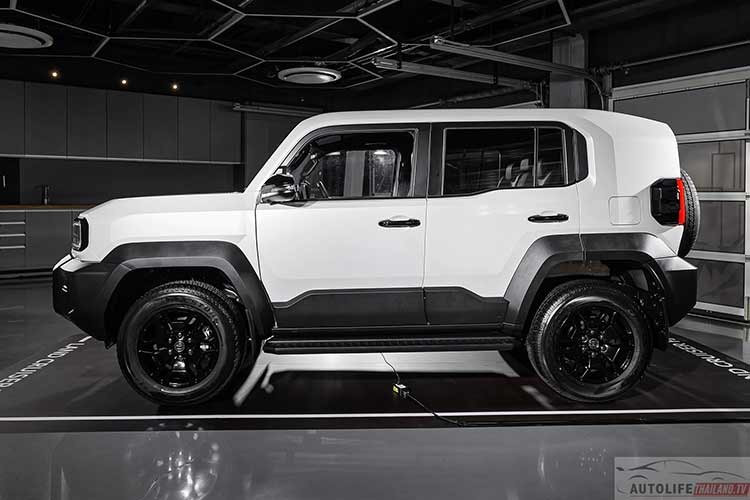 Bên cạnh đó là hộp số tự động 6 cấp tiêu chuẩn, mang đến mức tiêu thụ nhiên liệu 9,6 lít/100 km trên đường hỗn hợp. Theo hãng Toyota, mẫu xe này có thể đảm bảo khả năng phản hồi và sức kéo ổn định trong mọi điều kiện, cả trên đường phố và off-road. Khung gầm rời của xe được gia cường cấu trúc phía sau để tăng độ an toàn và khả năng vận hành theo tiêu chuẩn Land Cruiser.