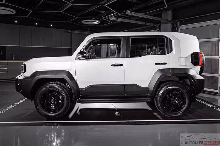 Bên cạnh đó là hộp số tự động 6 cấp tiêu chuẩn, mang đến mức tiêu thụ nhiên liệu 9,6 lít/100 km trên đường hỗn hợp. Theo hãng Toyota, mẫu xe này có thể đảm bảo khả năng phản hồi và sức kéo ổn định trong mọi điều kiện, cả trên đường phố và off-road. Khung gầm rời của xe được gia cường cấu trúc phía sau để tăng độ an toàn và khả năng vận hành theo tiêu chuẩn Land Cruiser.