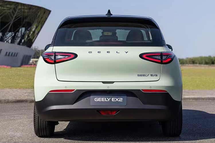 Tất cả các phiên bản đều sử dụng pin do CATL cung cấp và hệ thống quản lý nhiệt độ bằng chất lỏng. Sạc nhanh từ 30% đến 80% mất khoảng 21 phút, và sạc 10 phút có thể cung cấp quãng đường di chuyển khoảng 120km. EX2 là mẫu SUV thuần điện cỡ nhỏ, hướng đến nhu cầu di chuyển đô thị.