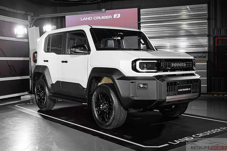 Bên cạnh đó, Toyota còn tăng độ cứng cho phần khung sau bằng cách rút ngắn chiều dài. Vị trí treo của hệ thống treo sau đã được bổ sung điểm hàn để tăng độ chắc chắn. Chưa hết, hãng Toyota còn trang bị tấm bảo vệ gầm động cơ, gia cố dầm ngang và dầm sau để hỗ trợ hệ dẫn động 4WD cũng như khả năng kéo. Móc kéo phía sau được tích hợp vào khung để tăng độ bền.