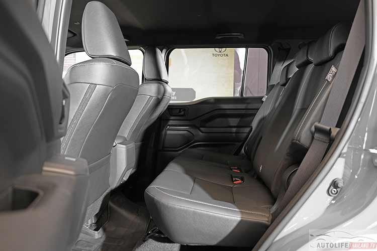 Điểm nhấn lớn nhất của Land Cruiser FJ nằm ở hệ thống an toàn khi được trang bị gói Toyota Safety Sense, bao gồm các tính năng như cảnh báo va chạm phía trước, hỗ trợ giữ làn, cảnh báo điểm mù, cảnh báo phương tiện cắt ngang phía sau và kiểm soát hành trình thích ứng toàn dải tốc độ.