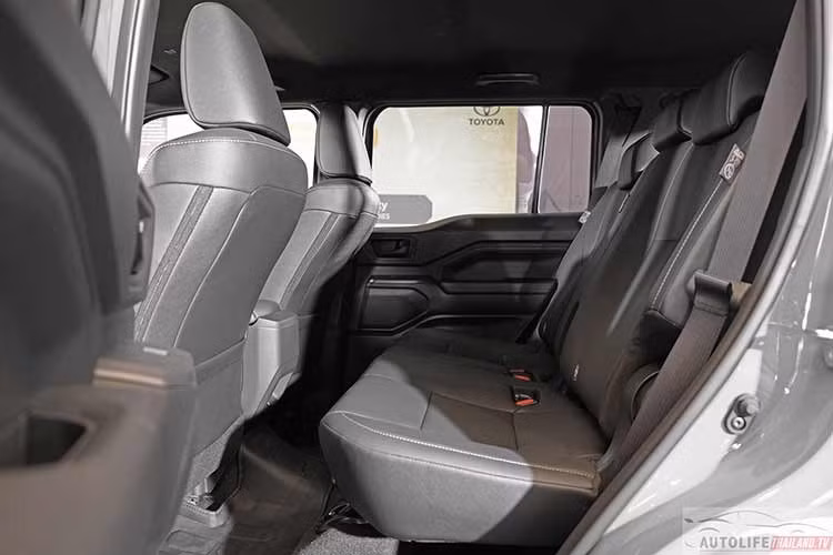 Điểm nhấn lớn nhất của Land Cruiser FJ nằm ở hệ thống an toàn khi được trang bị gói Toyota Safety Sense, bao gồm các tính năng như cảnh báo va chạm phía trước, hỗ trợ giữ làn, cảnh báo điểm mù, cảnh báo phương tiện cắt ngang phía sau và kiểm soát hành trình thích ứng toàn dải tốc độ.