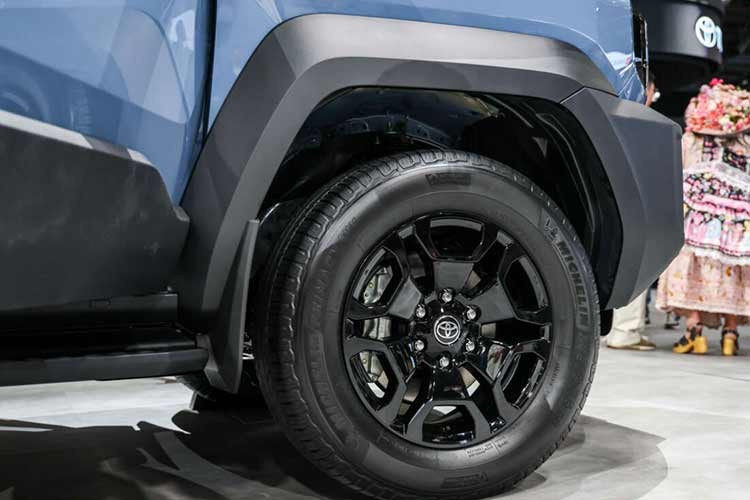 Được xem là một trong những mẫu xe đầu bảng của Toyota Thái Lan, Land Cruiser FJ sở hữu thiết kế khác biệt hoàn toàn so với "người anh em" Fortuner dù dùng nền tảng gần như tương đồng. Theo Toyota, mẫu SUV này là sự kết hợp của thiết kế thẩm mỹ và sự thực dụng.Các trang bị như đèn LED, đèn sương mù LED, bậc lên xuống hay cốp sau mở ngang đều phục vụ tối đa cho nhu cầu sử dụng thực tế.