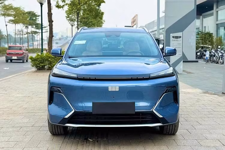 EX5 EM-i sở hữu kích thước tổng thể dài khoảng 4.740 mm, trục cơ sở 2.755 mm – tương đương nhiều mẫu SUV cỡ C tại Việt Nam. Nội thất thiên về công nghệ với màn hình trung tâm cỡ lớn khoảng 15,4 inch, màn hình HUD và hệ thống âm thanh đa loa, hướng tới nhóm khách hàng gia đình cần một mẫu xe đa dụng.