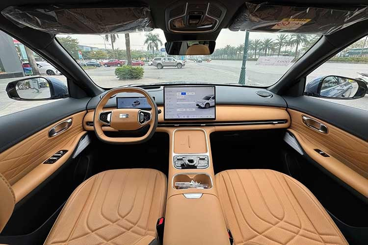 Điểm khác biệt lớn nhất của EX5 EM-i là hệ động lực, với hệ thống Thor AI Electric Hybrid 2.0 có tổng công suất 215 mã lực. Trong đó động cơ xăng 1.5l cho công suất 110 mã lực.