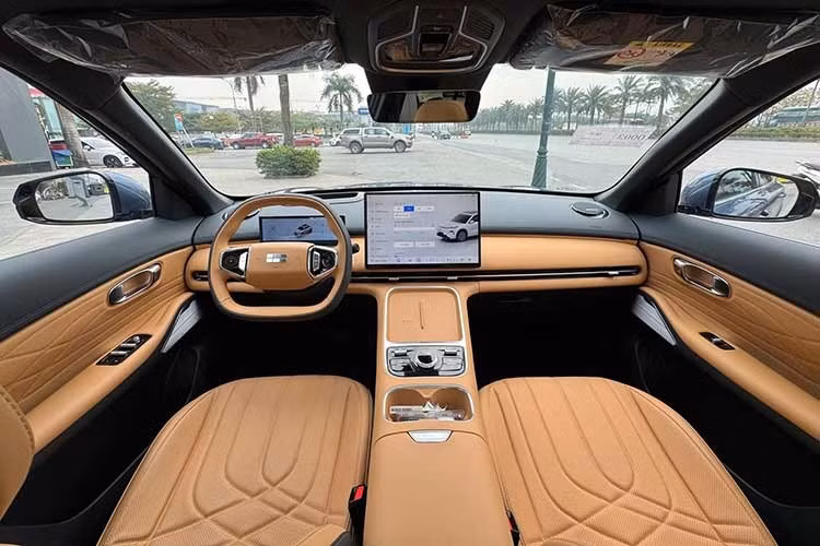 Điểm khác biệt lớn nhất của EX5 EM-i là hệ động lực, với hệ thống Thor AI Electric Hybrid 2.0 có tổng công suất 215 mã lực. Trong đó động cơ xăng 1.5l cho công suất 110 mã lực.