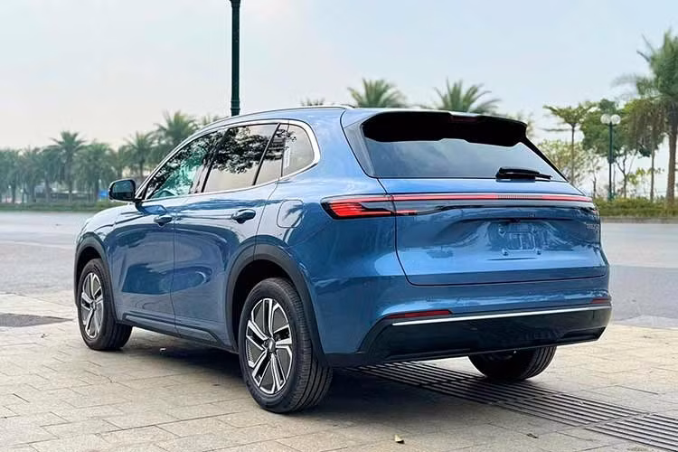 Từ hình ảnh hé lộ của hãng, có thể thấy 2 mẫu xe mới sẽ là Geely EX5 EM-i bản hybrid và xe điện Geely EX2. Trong đó mặc dù chung tên gọi EX5 với mẫu SUV điện được ra mắt vào năm 2025, Geely EX5 EM-i 2026 có nhiều thay đổi về thiết kế, kích thước và quan trọng nhất là hệ động lực khác biệt.