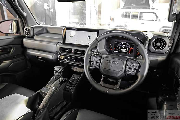 Bên trong cabin, Land Cruiser FJ hướng đến sự đơn giản và bền bỉ với tông màu đen chủ đạo. Nội thất được trang bị các tiện ích cơ bản như vô-lăng bọc da chỉnh 4 hướng, ghế lái chỉnh điện, điều hòa tự động hai vùng và hệ thống lọc bụi PM2.5. Hàng ghế sau có thể trượt, ngả và gập linh hoạt, giúp mở rộng khoang hành lý lên tới hơn 1.500 lít khi cần thiết.