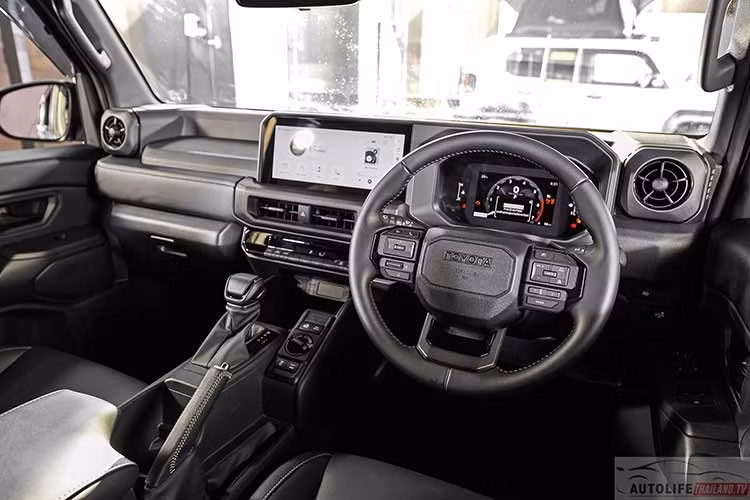 Bên trong cabin, Land Cruiser FJ hướng đến sự đơn giản và bền bỉ với tông màu đen chủ đạo. Nội thất được trang bị các tiện ích cơ bản như vô-lăng bọc da chỉnh 4 hướng, ghế lái chỉnh điện, điều hòa tự động hai vùng và hệ thống lọc bụi PM2.5. Hàng ghế sau có thể trượt, ngả và gập linh hoạt, giúp mở rộng khoang hành lý lên tới hơn 1.500 lít khi cần thiết.