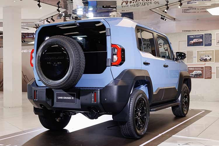 Theo đó, mẫu xe SUV Toyota Land Cruiser FJ 2026 chỉ có 1 phiên bản là 2.7 6AT 4WD và giá bán từ 1,269 triệu Baht (khoảng 1,04 tỷ đồng). Đúng như dự đoán, mẫu xe này có giá cao hơn bản tiêu chuẩn của Toyota Fortuner (1,239 triệu Baht).