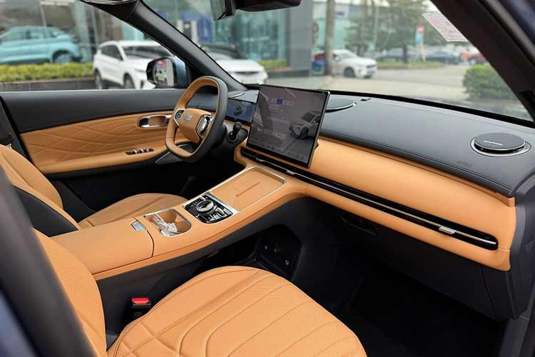 Theo các tư vấn viên bán hàng hé lộ, giá của EX5 EM-i dự kiến là 950 triệu đồng. Trong phân khúc và nếu xét tới hệ động lực xăng-điện, con số này đắt hơn so với đối thủ đồng hương BYD Sealion 6 (799-899 triệu đồng) nhưng rẻ hơn Honda CR-V (1,259 tỷ đồng).