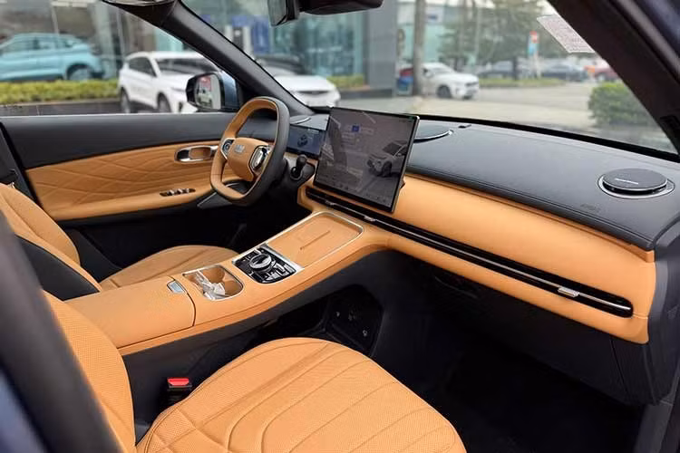 Theo các tư vấn viên bán hàng hé lộ, giá của EX5 EM-i dự kiến là 950 triệu đồng. Trong phân khúc và nếu xét tới hệ động lực xăng-điện, con số này đắt hơn so với đối thủ đồng hương BYD Sealion 6 (799-899 triệu đồng) nhưng rẻ hơn Honda CR-V (1,259 tỷ đồng).