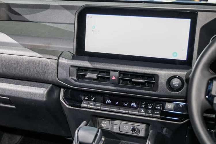 Hệ thống giải trí trên xe ở mức đủ dùng với màn hình trung tâm 12,3 inch, màn hình sau vô-lăng 7 inch, hỗ trợ Apple CarPlay và Android Auto cùng hệ thống âm thanh 6 loa. Đây là cấu hình phù hợp với định hướng thực dụng thay vì chạy theo yếu tố công nghệ.