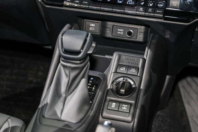 Bên cạnh đó, xe còn có camera 360 độ với tính năng giả lập “nhìn xuyên gầm”, hỗ trợ đáng kể khi off-road. Các hệ thống hỗ trợ địa hình như kiểm soát đổ đèo, hỗ trợ khởi hành ngang dốc hay kiểm soát lực kéo cũng được tích hợp đầy đủ.