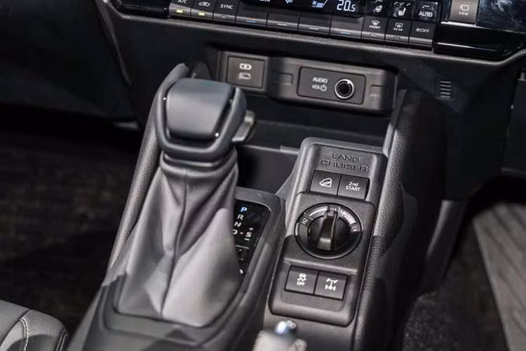 Bên cạnh đó, xe còn có camera 360 độ với tính năng giả lập “nhìn xuyên gầm”, hỗ trợ đáng kể khi off-road. Các hệ thống hỗ trợ địa hình như kiểm soát đổ đèo, hỗ trợ khởi hành ngang dốc hay kiểm soát lực kéo cũng được tích hợp đầy đủ.