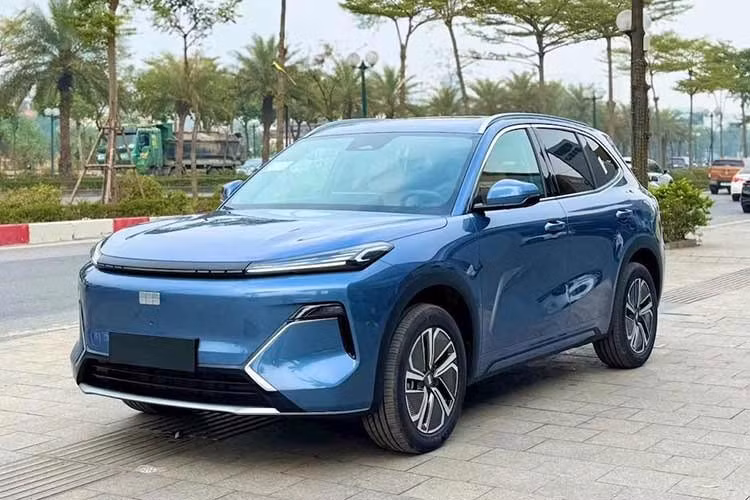 Hãng ôtô Trung Quốc chốt lịch ra mắt 2 mẫu xe mới Geely EX5 EM-i và EX2 tại Việt Nam vào cuối tháng 3 này. Mặc dù vẫn giữ kín thông tin trong thông báo chính thức, nhưng 2 mẫu xe mà Geely sắp ra mắt Việt Nam vào ngày 27/3/2026 tới không phải là bí mật khi chúng đã về đại lý từ đầu năm.