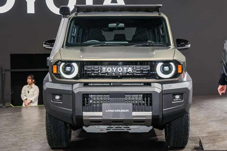 Về kích thước, Land Cruiser FJ dài 4.610 mm, rộng 1.855 mm và cao 1.890 mm, trục cơ sở đạt 2.580 mm. Khoảng sáng gầm lên tới 245 mm cùng khả năng lội nước 700 mm cho thấy rõ định hướng địa hình của mẫu xe này. Trong khi đó, bán kính quay vòng chỉ 5,5 m giúp việc di chuyển trong phố trở nên thuận tiện hơn đáng kể.