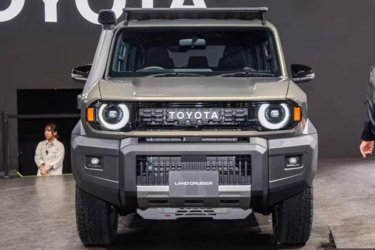 Về kích thước, Land Cruiser FJ dài 4.610 mm, rộng 1.855 mm và cao 1.890 mm, trục cơ sở đạt 2.580 mm. Khoảng sáng gầm lên tới 245 mm cùng khả năng lội nước 700 mm cho thấy rõ định hướng địa hình của mẫu xe này. Trong khi đó, bán kính quay vòng chỉ 5,5 m giúp việc di chuyển trong phố trở nên thuận tiện hơn đáng kể.