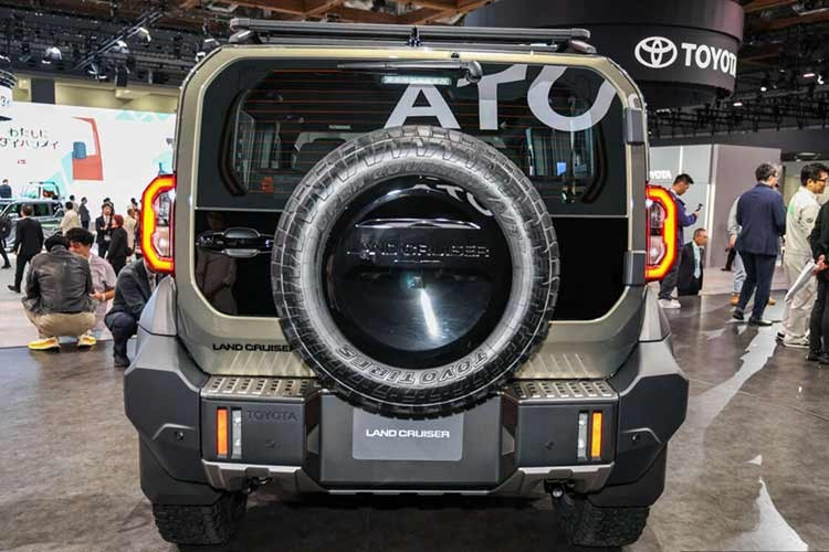 Thiết kế ngoại thất của Land Cruiser FJ thiên về sự thực dụng với các chi tiết mang đậm chất SUV địa hình. Hệ thống treo trước dạng tay đòn kép và treo sau liên kết 4 điểm kết hợp lò xo cuộn giúp đảm bảo độ ổn định khi di chuyển trên nhiều loại địa hình. Xe sử dụng mâm 18 inch đi cùng lốp 265/60R18, đi kèm lốp dự phòng full-size.