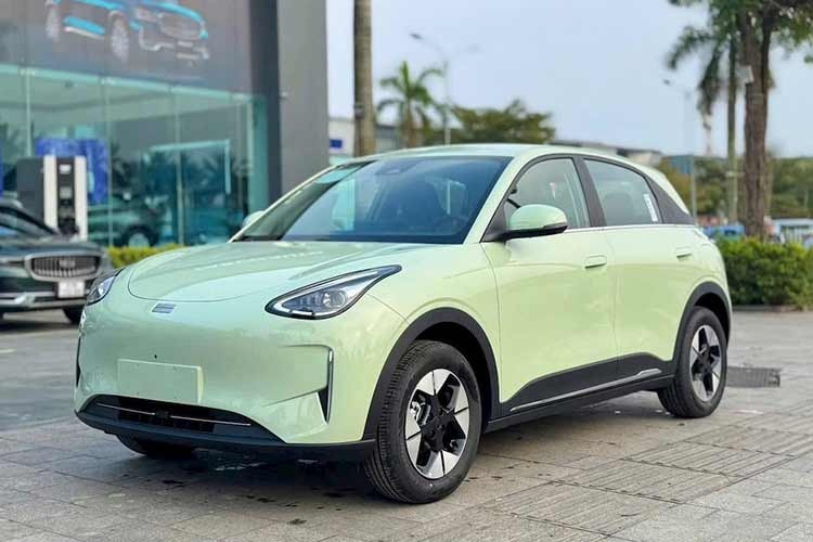 Trong khi đó chiếc Geely EX2 chạy điện đã được các tư vấn viên bán hàng tại đại lý mời chào khách hàng cọc xe với số tiền 10 triệu đồng. Xe dự kiến có 2 phiên bản là Pro và Max, có giá lần lượt từ 500 và 550 triệu đồng.