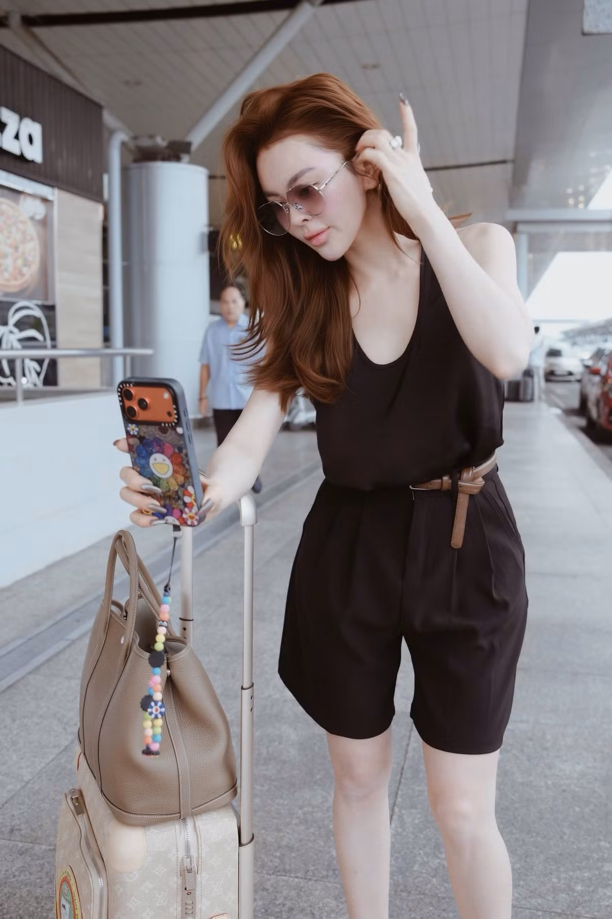 Loạt ảnh “cô thư ký quyến rũ” được xem như một trong những động thái hiếm hoi cho thấy Trang Nemo đang dần quay lại với công chúng. Dù còn nhiều tranh cãi xoay quanh quá khứ, không thể phủ nhận rằng cô vẫn là cái tên thu hút sự chú ý. Hình ảnh mới, nếu được định hướng cẩn trọng, có thể trở thành bước đệm để Trang Nemo tìm lại vị trí của mình trong lĩnh vực kinh doanh và mạng xã hội.