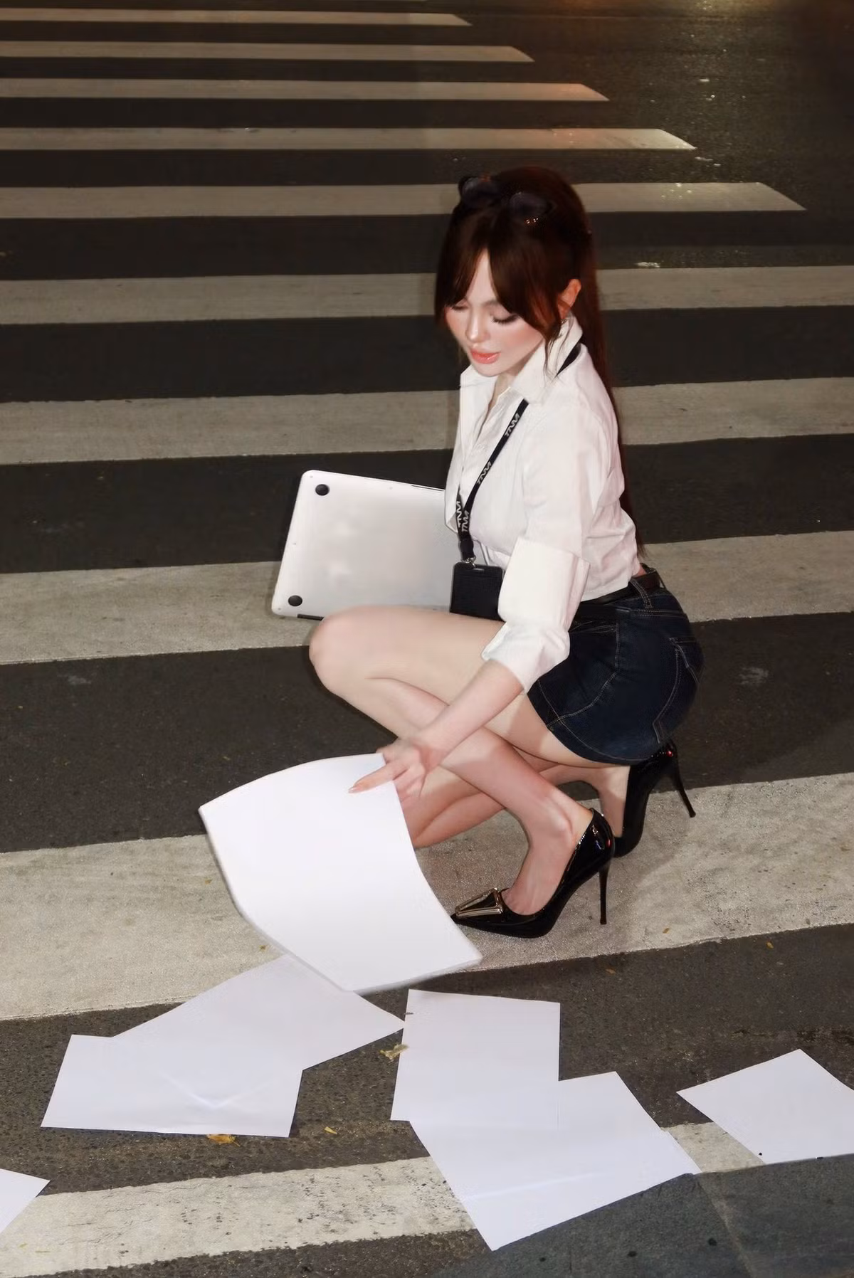 Ánh mắt sắc, biểu cảm linh hoạt và phong cách tạo dáng dứt khoát khiến mỗi khung hình đều toát lên vẻ chủ động, không né tránh ống kính hay dư luận. Đây cũng được xem là dấu hiệu cho thấy Trang Nemo đang dần tái xuất hình ảnh trước công chúng theo cách thận trọng nhưng rõ ràng hơn.