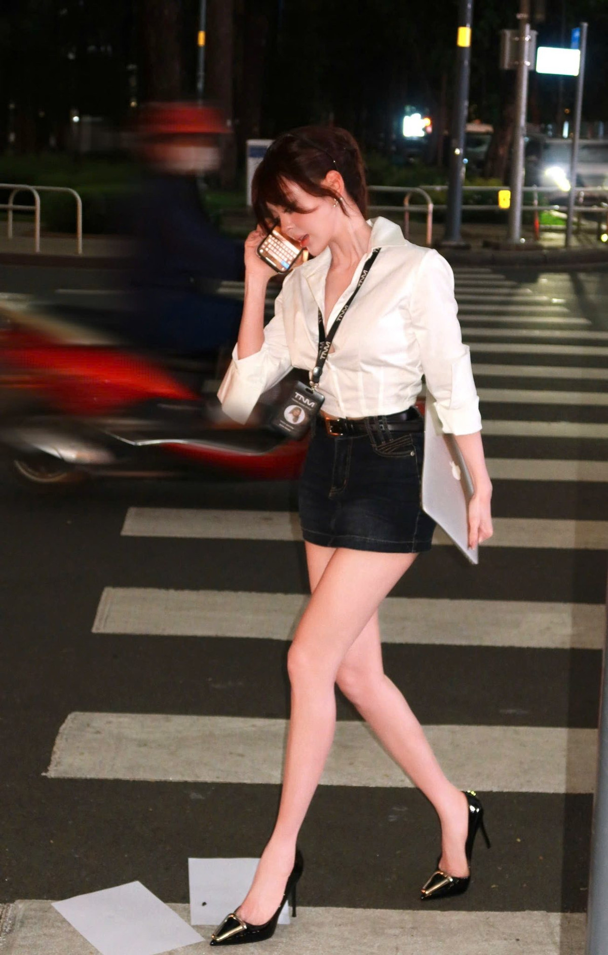 Trong loạt ảnh được thực hiện trên bối cảnh đường phố về đêm, Trang Nemo lựa chọn phong cách thư ký công sở gợi cảm nhưng không kém phần cá tính.