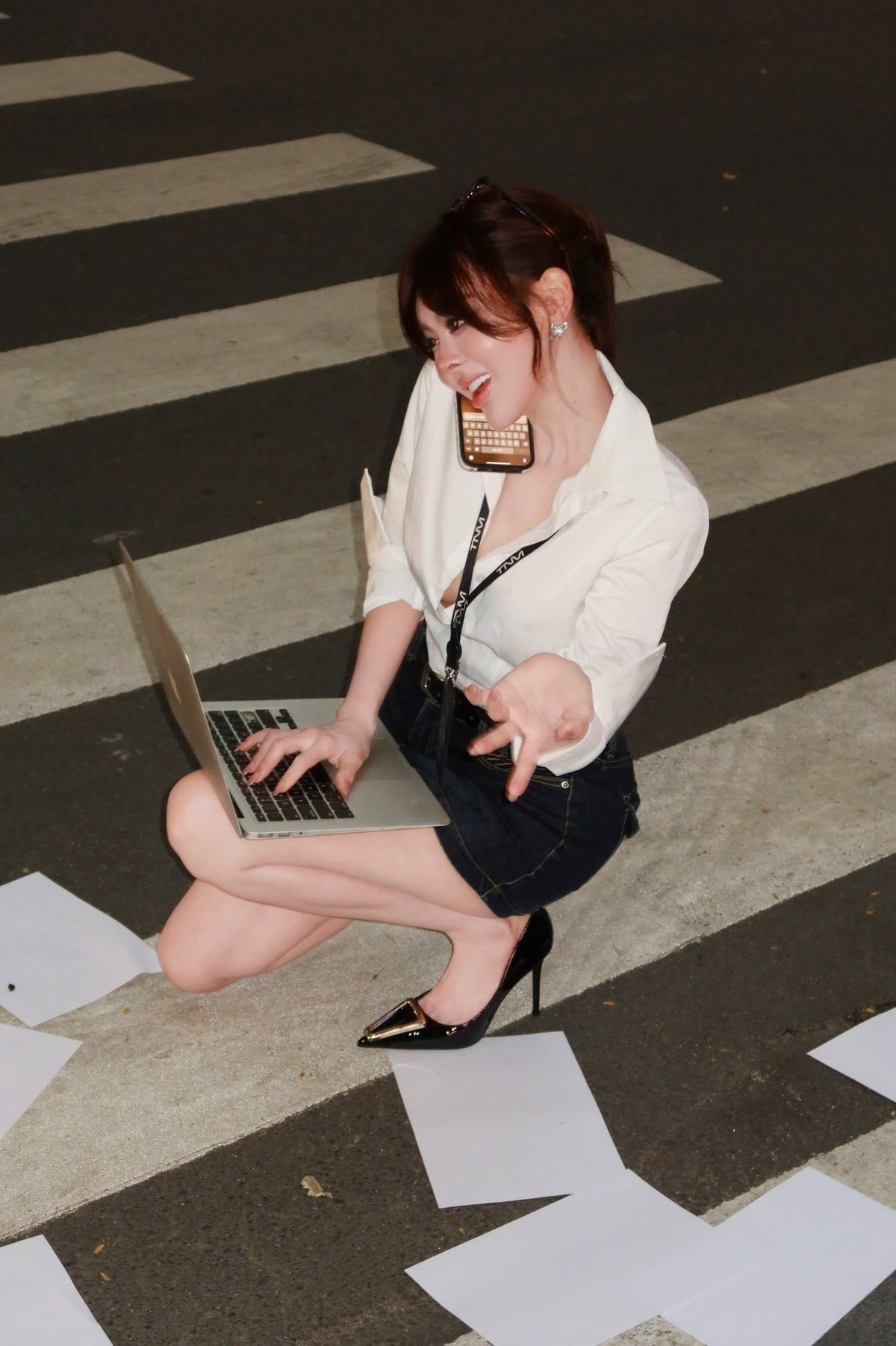 Thần thái khi tạo dáng – lúc tập trung nghe điện thoại, lúc xử lý giấy tờ hay làm việc cùng laptop – mang đến cảm giác chuyên nghiệp, gợi liên tưởng đến hình ảnh một cô thư ký bận rộn giữa nhịp sống đô thị.