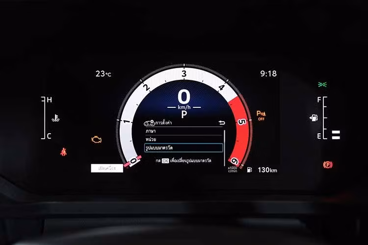 Bảng táp-lô được thiết kế dàn ngang, nổi bật với cặp màn hình kép 12,3 inch bao gồm màn hình giải trí và đồng hồ kỹ thuật số. Danh sách tiện nghi được kéo dài với điều hòa tự động hai vùng, sạc không dây, phanh tay điện tử và hệ thống âm thanh 8 loa chất lượng cao.