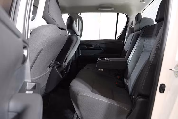 Đây cũng là lần đầu tiên mẫu bán tải Toyota Hilux này được trang bị hệ thống kiểm soát địa hình Multi-Terrain Select với 5 chế độ lái chuyên sâu cùng hệ thống giá đỡ động cơ thủy lực, giúp xe vận hành êm ái hơn trên mọi cung đường.